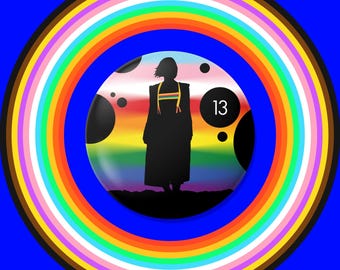 13代目ドクター・プライドピン｜ドクター・フーにインスパイアされたジョディ・ウィテカーのLGBTQ+ボタン｜レインボー・フーヴィアンギフト｜クィアSFコレクターバッジ