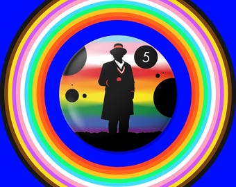 5代目ドクター・プライドピン｜ドクター・フーにインスパイアされたピーター・デイヴィソンのLGBTQ+ボタン｜レインボー・フーヴィアンギフト｜クィアSFコレクターバッジ