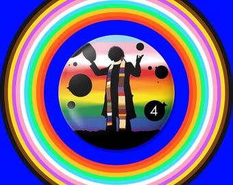 4代目ドクター・プライドピン｜ドクター・フーにインスパイアされたトム・ベイカーのLGBTQ+ボタン｜レインボー・フーヴィアンギフト｜クィアSFコレクターバッジ