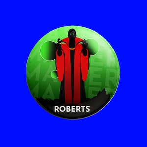 Insignia de Doctor Who - Maestro Eric Roberts / Regalo para fan de la película de televisión de Doctor Who / Botón de pin Whovian de 38 mm / Coleccionable, Cumpleaños, Navidad