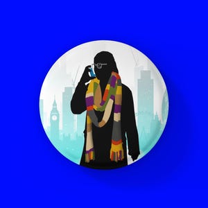 Peut inclure: Un bouton rond avec une silhouette d'une personne portant une écharpe colorée et des lunettes, tenant un appareil bleu à son oreille. L'arrière-plan présente un paysage urbain. Le bouton est sur un fond bleu vif.