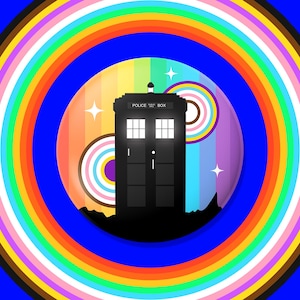 Doctor Who Anstecker – Pride TARDIS | Dr Who Fan Geschenk | LGBTQ+ Whovian Pin Button 38 mm | Sammlerstück, Geburtstag, Weihnachten, Blaue Polizei Box