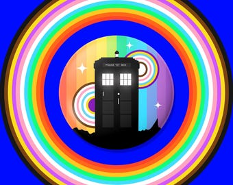 Broche Doctor Who – TARDIS do Orgulho | Presente para Fã de Doctor Who | Broche Whovian LGBTQ+ 38 mm | Colecionável, Aniversário, Natal, Cabine Telefônica Azul