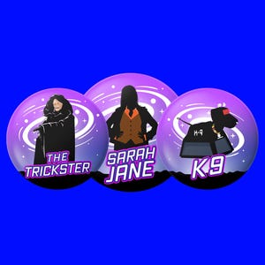 Insignias de pin de las aventuras de Sarah Jane: Sarah Jane, K9, Trickster / Doctor Who / Regalo para fans de Doctor Who / Botón de pin Whovian de 38 mm / Cumpleaños, Navidad
