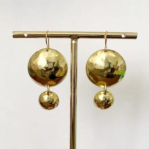 Boucles d'oreilles pendantes en laiton, boucles d'oreilles disque bombées, bijoux tendance en laiton jaune faits main