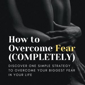 Könnte beinhalten: Schwarzweißfoto einer Person, die mit hochgezogenen Knien auf einem Stuhl sitzt. Unter der Person steht der Text "How to Overcome Fear (COMPLETELY)". Unter dem ersten Text steht der Text "DISCOVER ONE SIMPLE STRATEGY TO OVERCOME YOUR BIGGEST FEAR IN YOUR LIFE".
