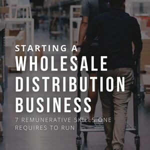 以下が含まれることがあります： 2 人の人が倉庫の通路を歩き、金属製のカートを押しています。画像には「STARTING A WHOLESALE DISTRIBUTION BUSINESS 7 REMUNERATIVE SKILLS ONE REQUIRES TO RUN」というテキストが表示されています。
