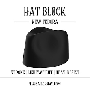 Könnte beinhalten: Ein schwarzer Hutblock in Form eines Fedora. Der Text "HAT BLOCK" und "NEW FEDORA" stehen oben. Der Text "STRONG | LIGHTWEIGHT | HEAT RESIST" steht unten. Die Website-Adresse steht ebenfalls unten.