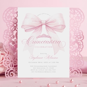 Pode incluir: Convite rosa para Quincea&ntilde;era com uma grande ilustra&ccedil;&atilde;o de la&ccedil;o e bordas decorativas cortadas a laser. O convite inclui o texto "Quincea&ntilde;era Celebration" e detalhes do evento, incluindo data, hora e local.