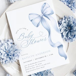 Modello per invito baby shower con nastro blu Modello per invito baby shower con fiocco blu Modello per invito baby shower con fiocco blu Download digitale