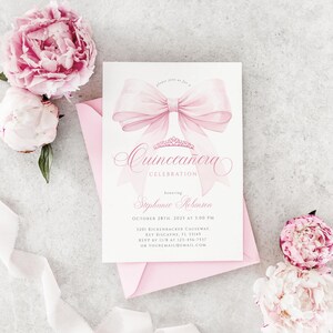 Pode incluir: Um convite rosa para Quincea&ntilde;era com um design de la&ccedil;o e tiara em aquarela. O convite inclui o texto "Quincea&ntilde;era Celebration" e os detalhes do evento. O convite est&aacute; em um envelope rosa, com pe&ocirc;nias rosas no fundo.
