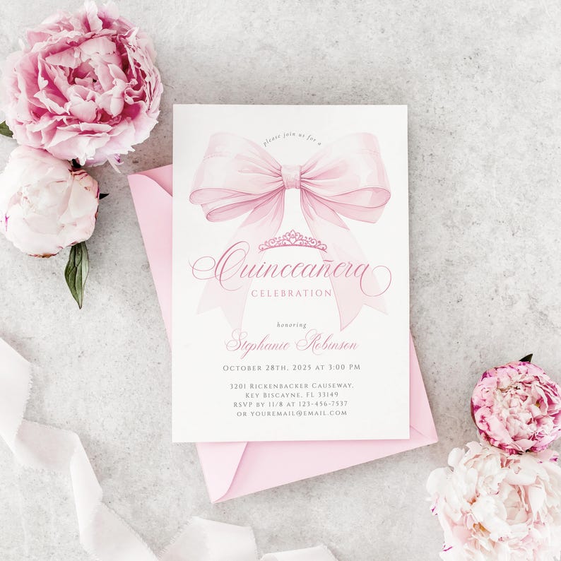 Pode incluir: Um convite rosa para Quincea&ntilde;era com um design de la&ccedil;o e tiara em aquarela. O convite inclui o texto "Quincea&ntilde;era Celebration" e os detalhes do evento. O convite est&aacute; em um envelope rosa, com pe&ocirc;nias rosas no fundo.