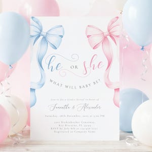 Könnte beinhalten: Eine Einladung zur Geschlechtsenthüllung mit blauen und rosa Aquarellschleifen und dem Text "He or She, What Will Baby Be?" Die Einladung enthält Veranstaltungsdetails und ist von pastellfarbenen Luftballons umgeben.