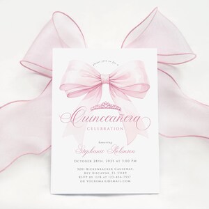 Pode incluir: Um cart&atilde;o de convite de Quincea&ntilde;era com um design de la&ccedil;o em aquarela em tons de rosa. O cart&atilde;o inclui o texto "Quincea&ntilde;era Celebration" e detalhes do evento. Uma fita rosa transparente &eacute; drapeada ao redor do cart&atilde;o.