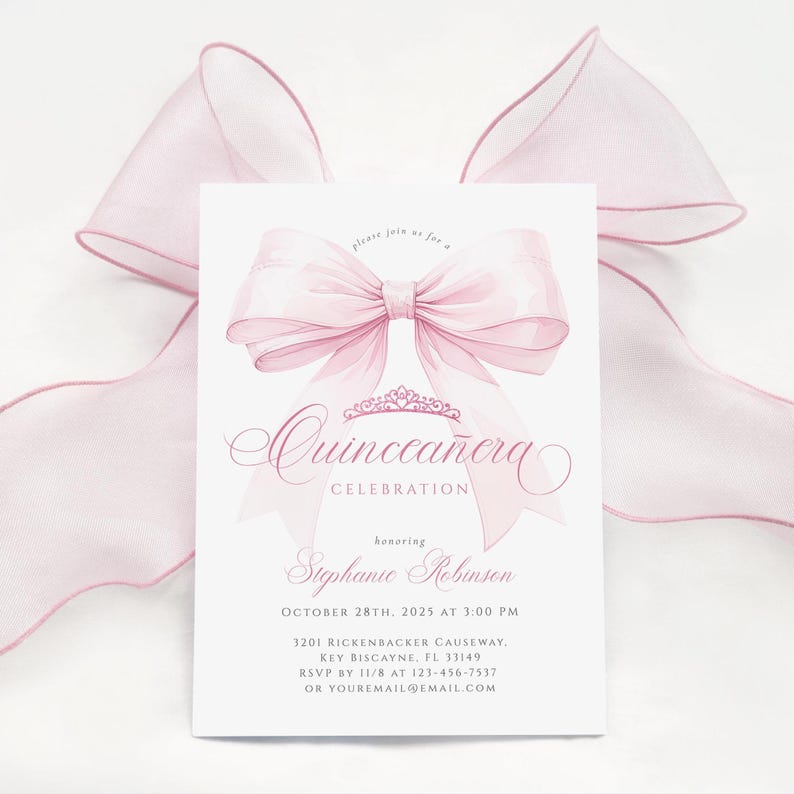Pode incluir: Um cart&atilde;o de convite de Quincea&ntilde;era com um design de la&ccedil;o em aquarela em tons de rosa. O cart&atilde;o inclui o texto "Quincea&ntilde;era Celebration" e detalhes do evento. Uma fita rosa transparente &eacute; drapeada ao redor do cart&atilde;o.