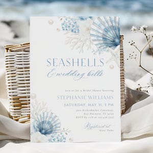 Könnte beinhalten: Eine weiße, rechteckige Einladungskarte für eine Brautparty mit blauen Aquarellillustrationen von Muscheln, Korallen und Blumen sowie dem Text SEASHELLS & wedding bells, Stephanie Williams und Veranstaltungsdetails in Blau und Grau.