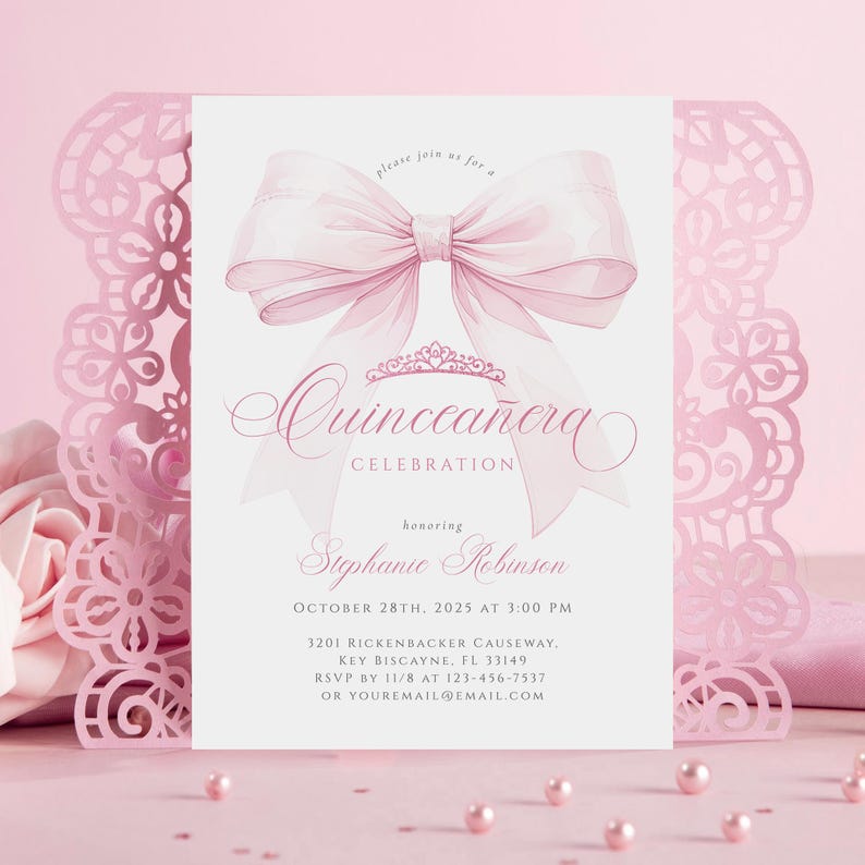Pode incluir: Convite rosa para Quincea&ntilde;era com uma grande ilustra&ccedil;&atilde;o de la&ccedil;o e bordas decorativas cortadas a laser. O convite inclui o texto "Quincea&ntilde;era Celebration" e detalhes do evento, incluindo data, hora e local.