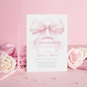 Pode incluir: Um cart&atilde;o de convite rosa para Quincea&ntilde;era com uma ilustra&ccedil;&atilde;o de la&ccedil;o grande. O cart&atilde;o inclui o texto "Quincea&ntilde;era Celebration" e detalhes do evento, incluindo o nome do homenageado, a data, a hora e o local.