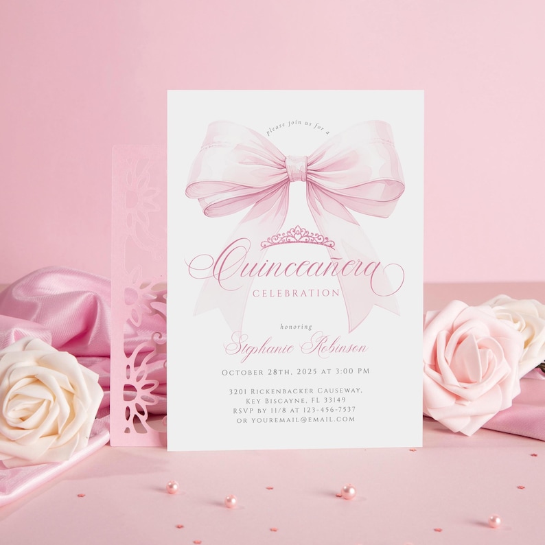 Pode incluir: Um cart&atilde;o de convite rosa para Quincea&ntilde;era com uma ilustra&ccedil;&atilde;o de la&ccedil;o grande. O cart&atilde;o inclui o texto "Quincea&ntilde;era Celebration" e detalhes do evento, incluindo o nome do homenageado, a data, a hora e o local.