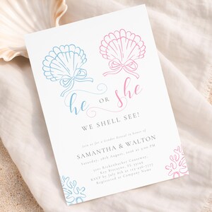 Puede incluir: Una tarjeta de invitación blanca con gráficos de conchas marinas azules y rosas. El texto dice "He or She, We Shell See!" e incluye detalles para una fiesta de revelación de género, incluyendo nombres, fecha, hora y lugar.