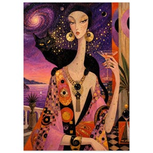 Peut inclure: Illustration de style Art déco représentant une femme avec un chat noir, tenant un cocktail. La femme porte des boucles d'oreilles dorées, un collier et une robe à motifs. L'arrière-plan présente un ciel étoilé, une scène côtière et une galaxie spirale.