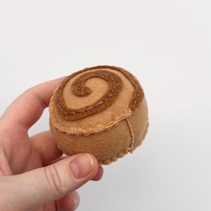 Felt Cinnamon Roll, Felt Play Food, Felt Breakfast Foods, Felt Dessert, Play Kitchen Food, Imaginative Play, Montessori Play Kitchen