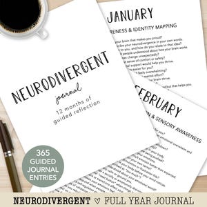 Puede incluir: Un diario blanco con las palabras "NEURODIVERGENT journal" y "12 meses de reflexión guiada" impresas en la portada. El diario incluye 365 entradas de diario guiadas. Una taza de café y un bolígrafo también están en la imagen.