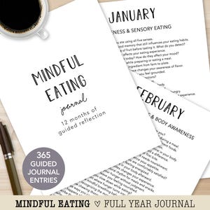 Puede incluir: Un diario blanco titulado "Mindful Eating Journal" con el texto "12 meses de reflexión guiada". El diario incluye 365 entradas de diario guiadas. Una taza de café y un bolígrafo también están en la imagen. El diario es para la alimentación consciente.
