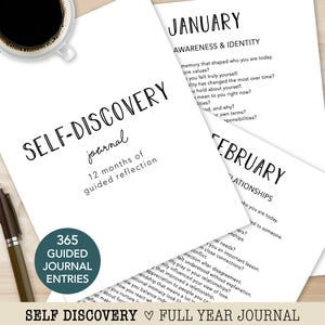 Könnte beinhalten: Ein Selbstentdeckungs-Journal mit dem Titel "Self-Discovery Journal" und dem Text "12 Monate geführte Reflexion". Das Journal enthält 365 geführte Journaleinträge. Eine Tasse Kaffee und ein Stift sind ebenfalls sichtbar.