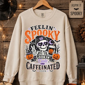 Esqueleto Café Halloween PNG, Sensación espeluznante Lindo Diseño de sublimación con cafeína, Camiseta retro de calabaza de Halloween PNG, PNG de moda