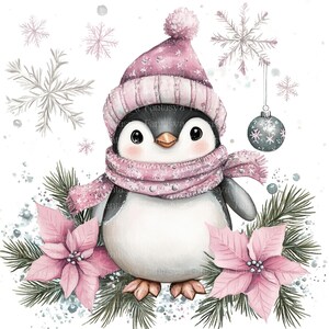 Puede incluir: Un lindo ping&uuml;ino de dibujos animados con un gorro y una bufanda de punto rosa, rodeado de flores de poinsettia rosas y ramas de pino. Un adorno navide&ntilde;o plateado cuelga de una cuerda en la esquina superior derecha.