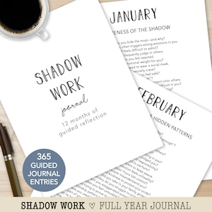 Peut inclure: Un journal blanc intitulé "Shadow Work" avec le sous-titre "12 mois de réflexion guidée". Le journal comprend 365 entrées de journal guidées. Une tasse de café et un stylo sont également dans l'image.