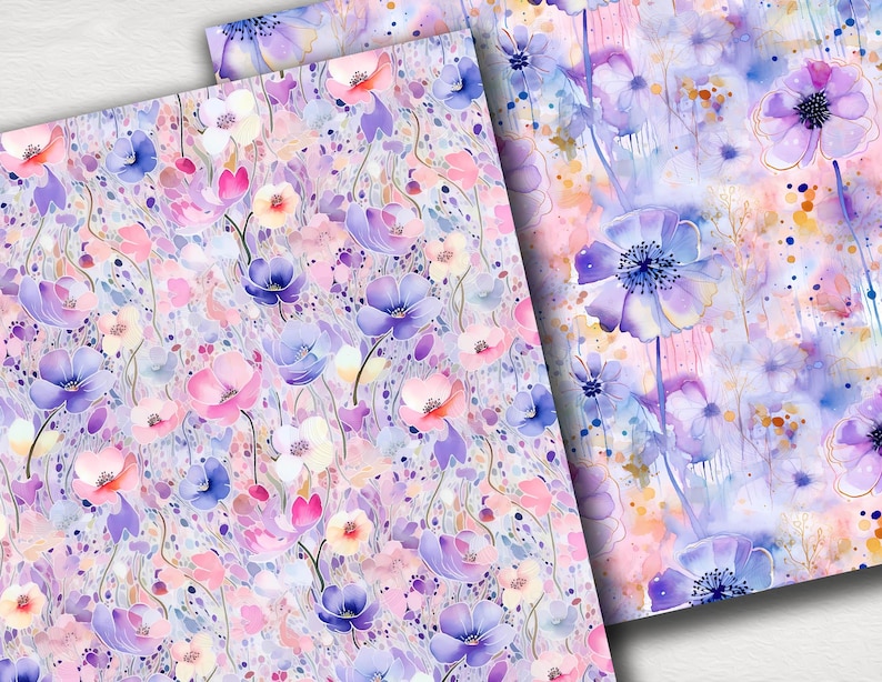 Op de afbeelding: Een naadloos patroon met aquarelbloemen in tinten van paars, roze en blauw op een witte achtergrond. De bloemen zijn in een willekeurig patroon gerangschikt en hebben een zachte, dromerige uitstraling.