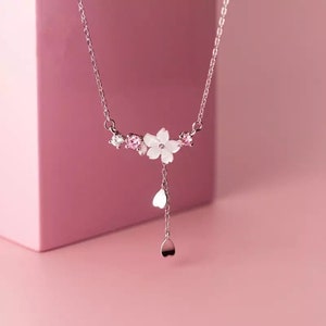 AlphaEmpire Diamante の桜ネックレス、日本製ネックレス、花ネックレス、かわいいネックレス、男女兼用ネックレス