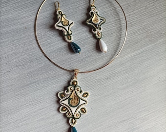 Gargantilla y pendientes de soutache de estrellas color petróleo y blanco con gotas de cerámica