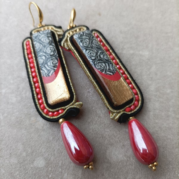 Boucles d'oreilles pendantes soutache dorées, noires et rouges avec gouttes en céramique