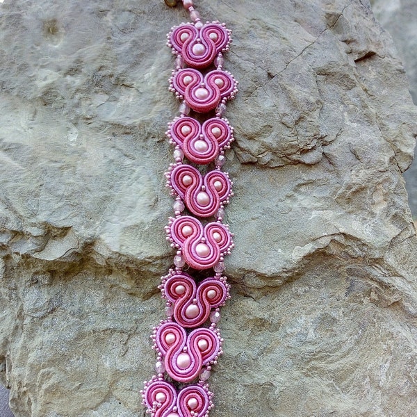 Bracciale soutache rosa fragola con perle cerate e decorazione di mezzi cristalli