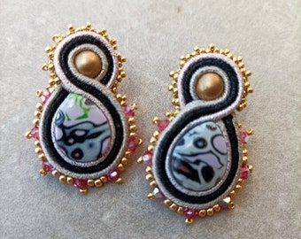 Orecchini soutache piccoli rosa e nero a lobo