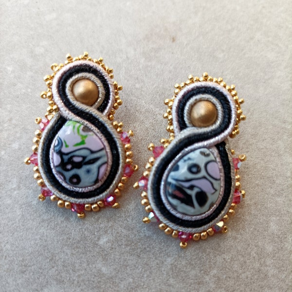 Orecchini soutache piccoli rosa e nero a lobo