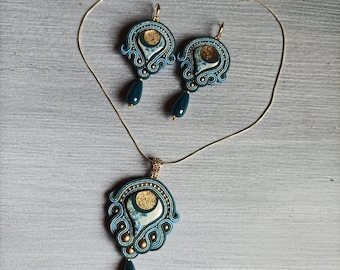 Collar y pendientes de soutache dorado y azul con gotas de cerámica