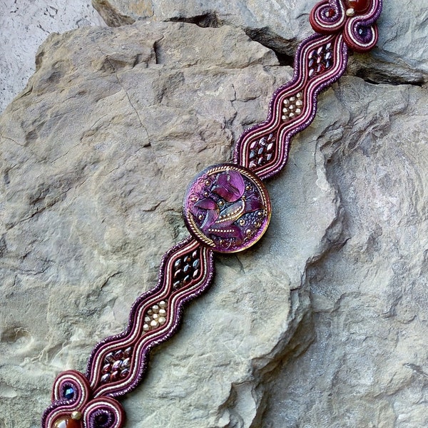 Bracelet soutache rouge avec bouton en verre et perles de cornaline