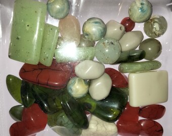 Lot de belles Perles Lucite et Bakélite vertes/rouges Vintage