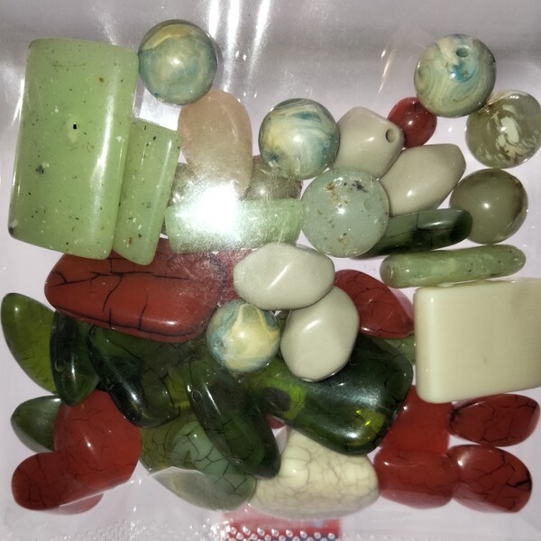Lot of Beautiful Vintage Green/Red Lucite and Bakelite Beads