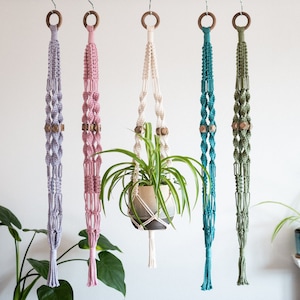 Makramee Pflanzenaufhänger | Boho Pflanzenhalter | Makramee Wohnkultur | Moderne Blumenvase | Makramee Blumentopf mit Holzperlen
