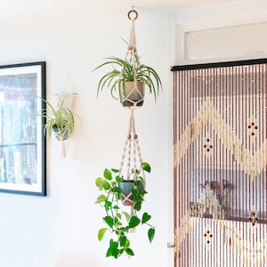 Makramee Doppelpflanzenaufhänger | Makramee Zwei Pflanzenhalter | Boho Hängepflanzenhalter | Moderne Doppel-Blumenampel mit Holzperlen