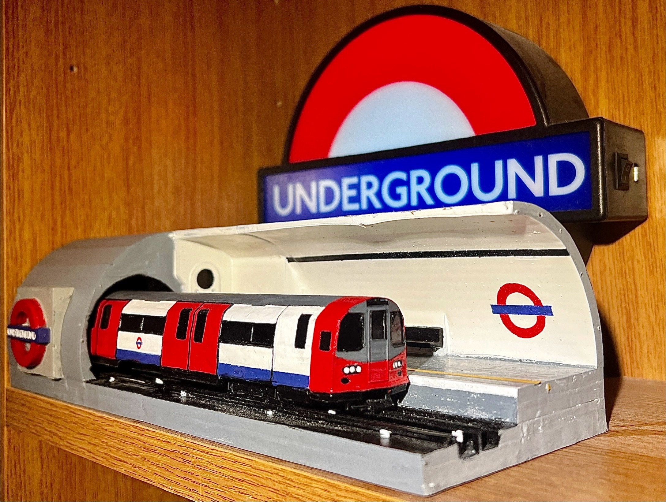ロンドン地下鉄駅と地下鉄列車 - Etsy 日本