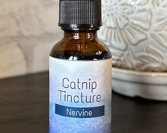 Puede incluir: Una botella de vidrio marrón con un gotero negro y una etiqueta blanca que dice "Catnip Tincture Nervine The Herbal Ninja 1 FL Oz."
