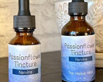 Peut inclure: Deux flacons en verre avec des compte-gouttes, étiquetés "Tincture de passiflore Nervine The Herbal Ninja". Le plus petit flacon est de 1 fl oz et le plus grand flacon est de 2 fl oz.
