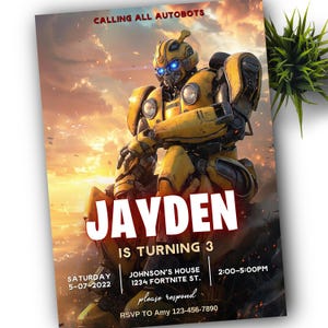 Könnte beinhalten: Eine Geburtstagseinladung mit einem gelb-schwarzen Robotercharakter mit blauen Augen. Die Einladung lautet "CALLING ALL AUTOBOTS" und "JAYDEN IS TURNING 3". Zusätzlicher Text enthält Datum, Uhrzeit, Ort und RSVP-Informationen.
