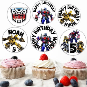 Puede incluir: Conjunto de 6 adornos redondos para cupcakes con personajes de Transformers. Los adornos representan a Optimus Prime, Bumblebee y otros personajes de Transformers. Los adornos están impresos en cartulina blanca y tienen un acabado brillante. Los adornos son perfectos para una fiesta de cumpleaños con temática de Transformers.